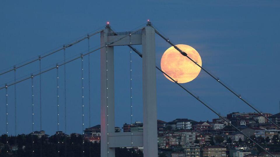 Fotoğraflarla Süper Hasat Ay'a eşlik eden parçalı ay tutulması