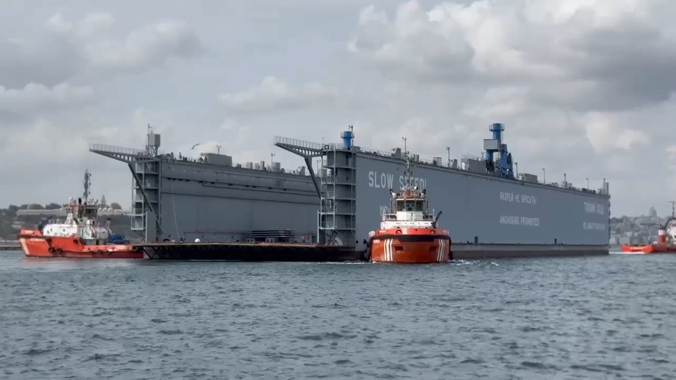 Boğazda dev yüzer havuz!