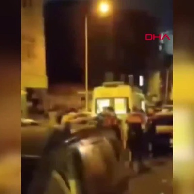 Küçükçekmece'de yol verme kavgasını balkondan izleyen kişiye kurşun isabet etti
