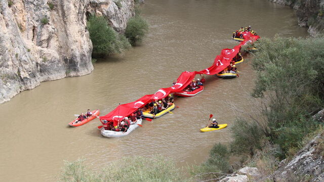 Vali Aydoğdu ve gazilerle rafting yaptı