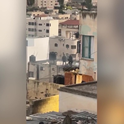 İsrail askerleri, Batı Şeria'daki baskında yaşamını yitiren Filistinlinin cenazesini tekmeleyerek çatıdan attı