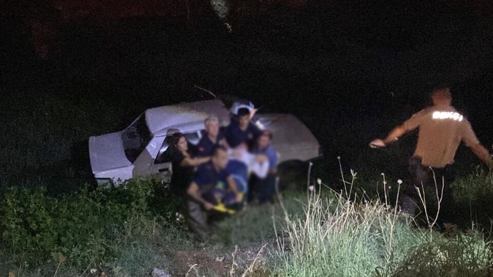 Otomobil dere yatağına devrildi: 2 yaralı