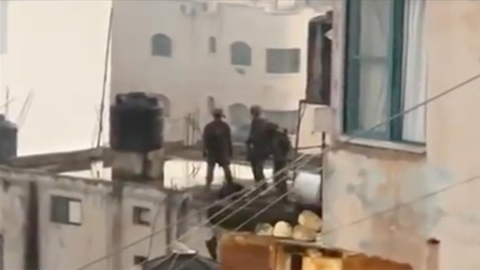 Ölen Filistinliyi çatıdan attılar