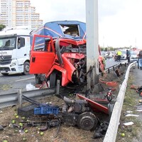 TEM'de inanılmaz kaza! Kamyonetin motoru fırladı