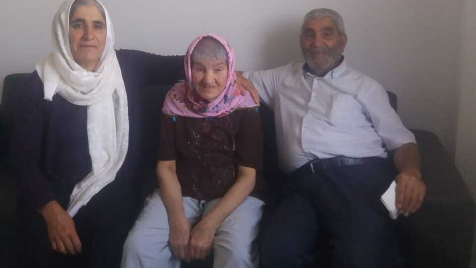 Defnettiği ablasının yaşadığını öğrendi!