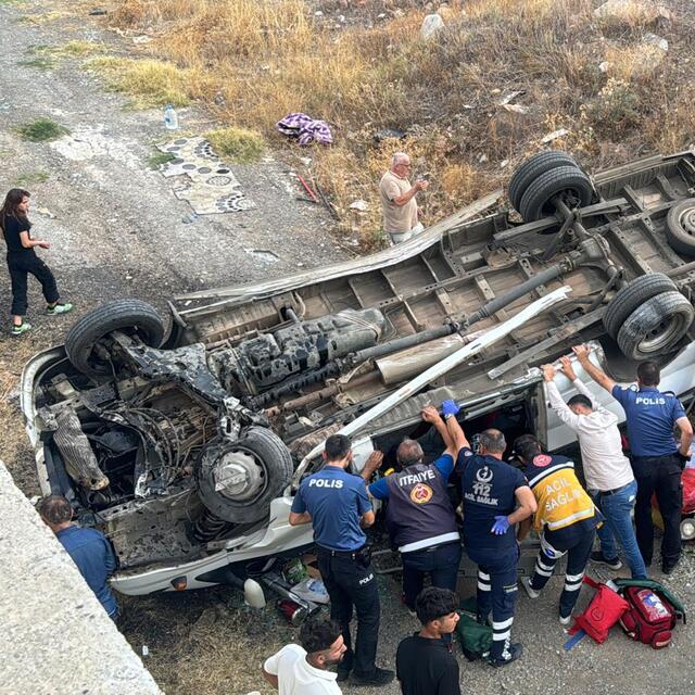Tarım işçilerini taşıyan minibüs devrildi