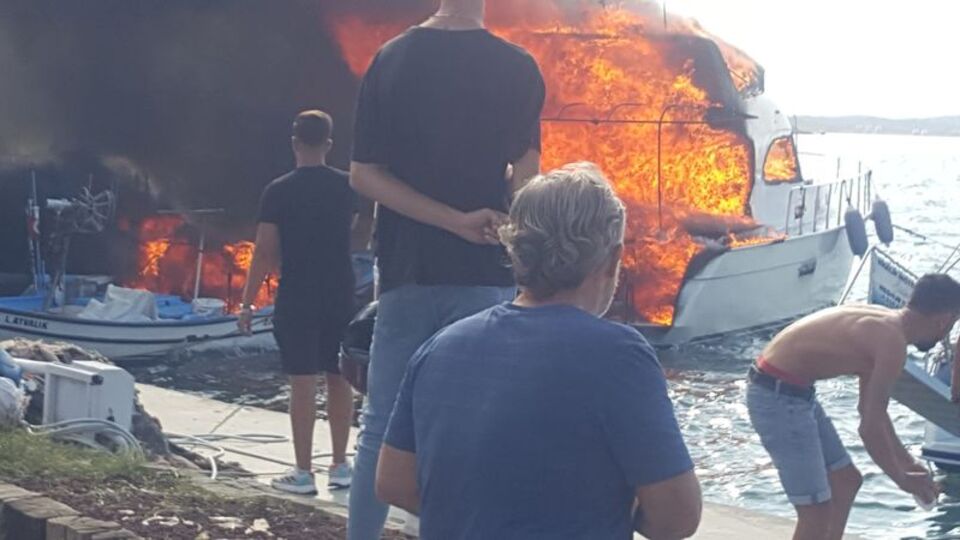 Gezi teknesi alevlere teslim oldu