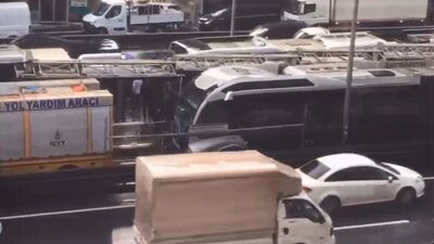 İstanbul'da metrobüs kaza yaptı: 2 yaralı!