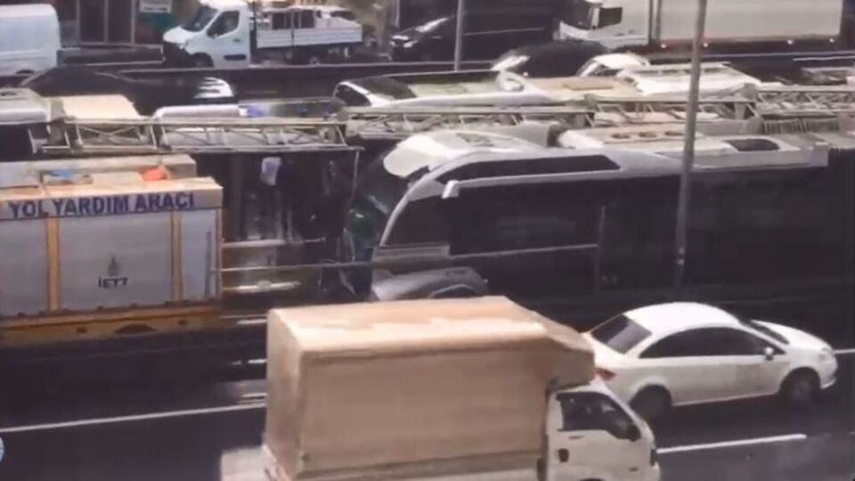 İstanbul'da metrobüs kaza yaptı: 2 yaralı!