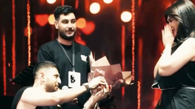 Konser verirken sevgilisine evlenme teklifi etti