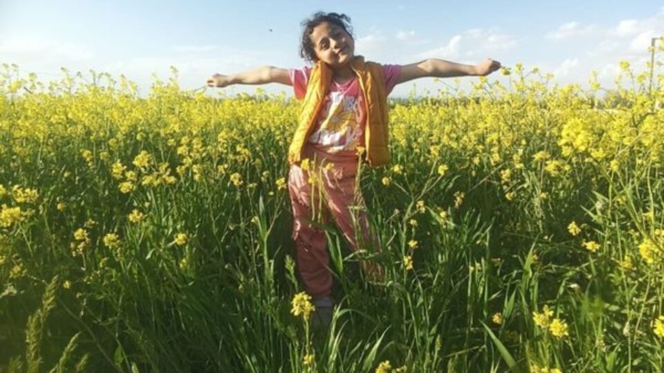 Nisa balkonda otururken düğün konvoyu geçti!