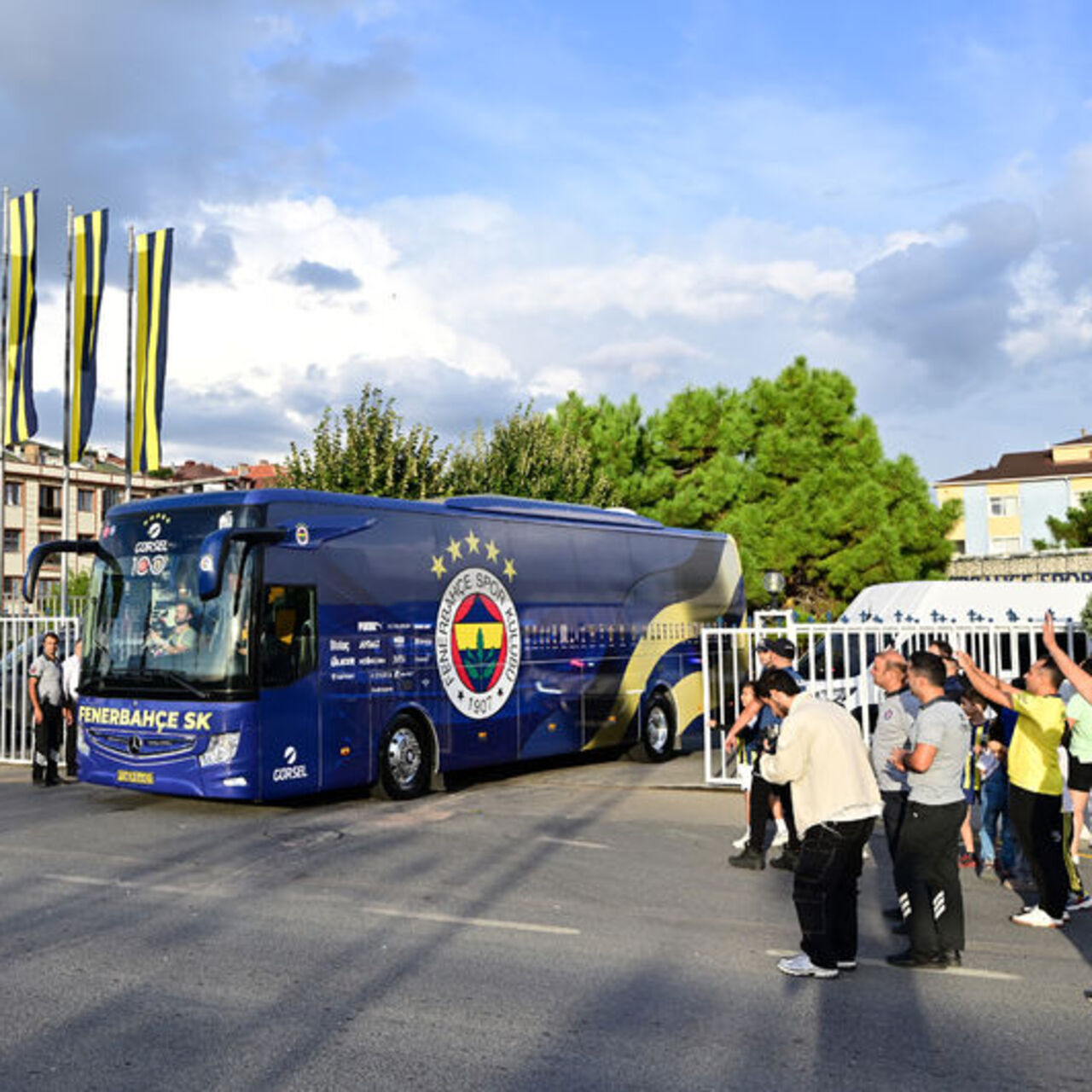 Fenerbahçe kafilesini derbiye taraftarı uğurladı