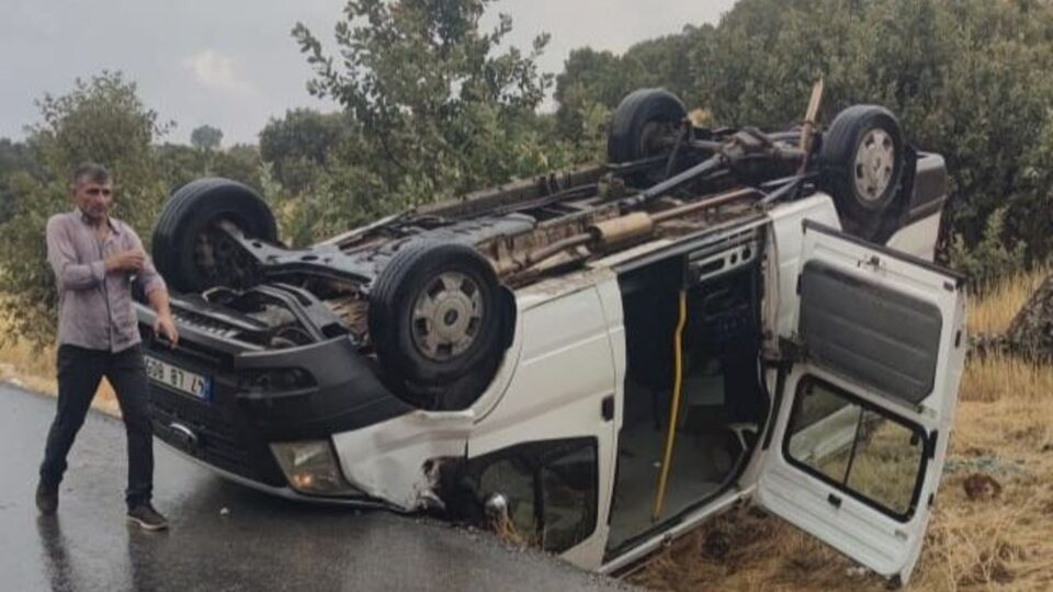 Minibüs şarampole yuvarlandı