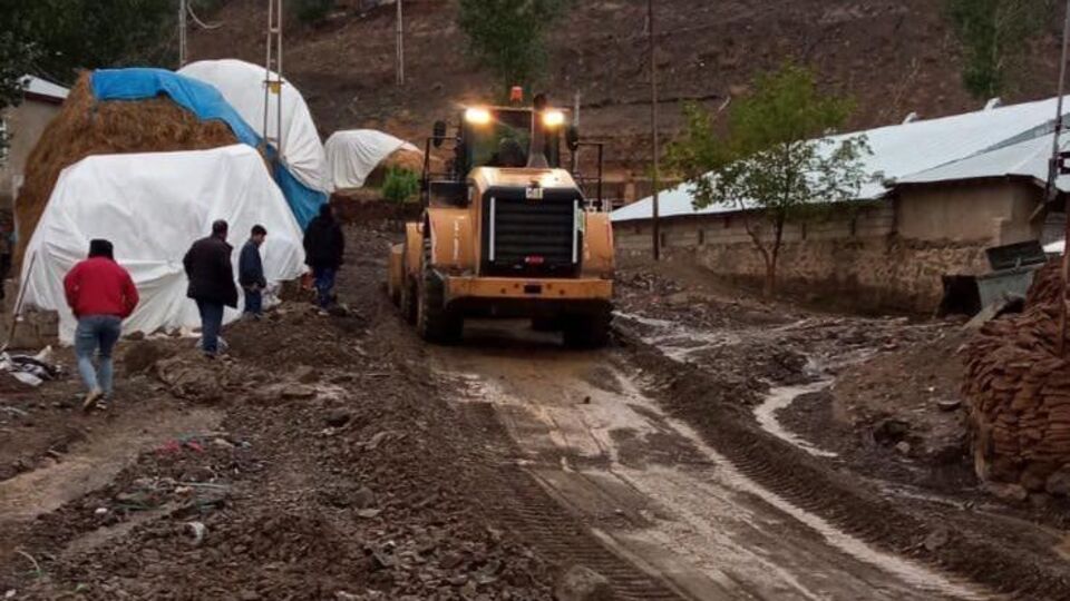 Van'da sağanak sele yol açtı