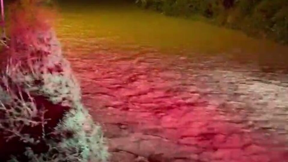 Anne ve çocuğu itfaiye kurtardı