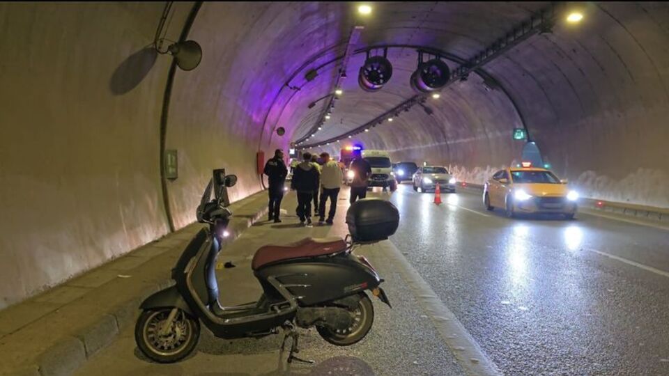 Tüneldeki kazada motosikletli can verdi