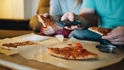 Televizyon karşısında yemek yemek gerçekten zararlı mı?