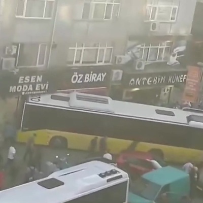 Bayrampaşa'da İETT otobüsü gelinlik mağazasına girdi