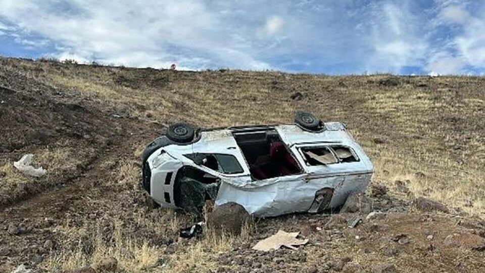 Minibüs şarampole devrildi: 20 yaralı