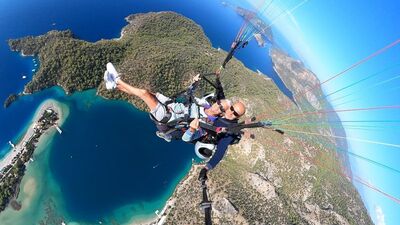 Babadağ'da Hollandalı 80'lik çift paraşütle uçtu