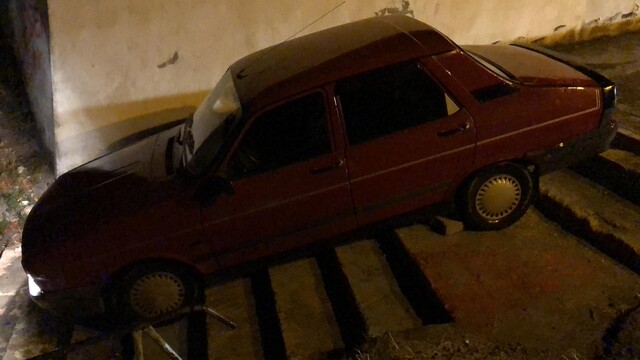 Otomobili merdivende asılı kaldı