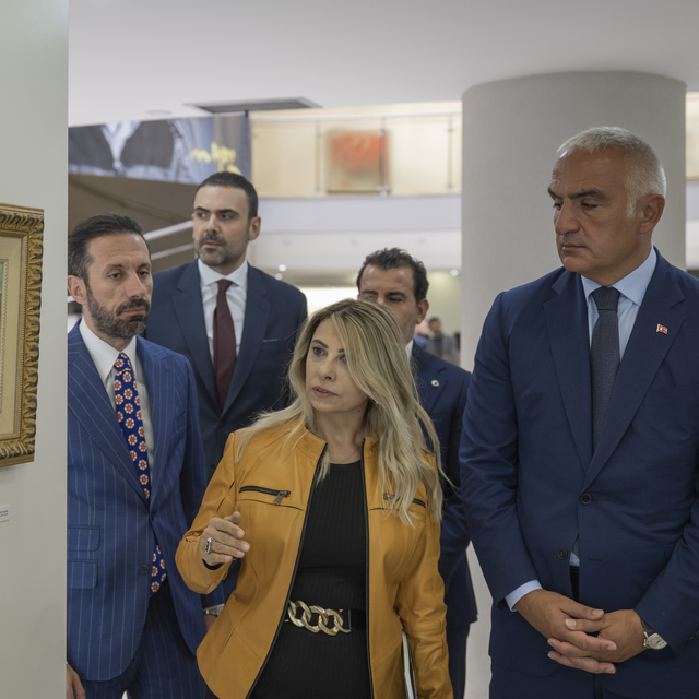 Bakan Ersoy'dan sergi ziyareti