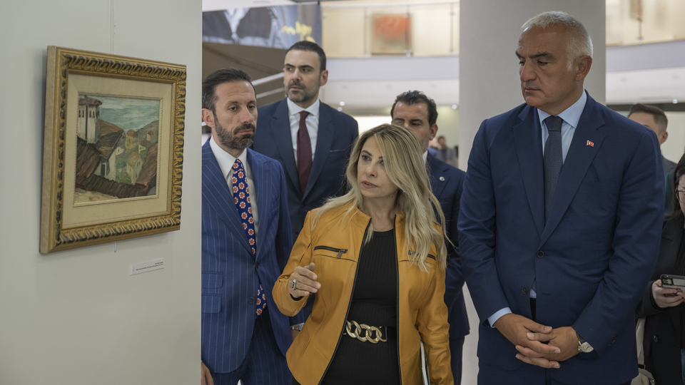 Bakan Ersoy'dan sergi ziyareti