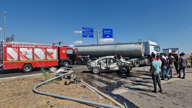 Otomobil, tanker ile çarpıştı: 2'si ağır 4 yaralı