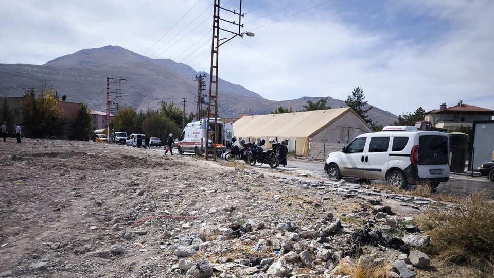 Genç kızı sokak ortasında katletti