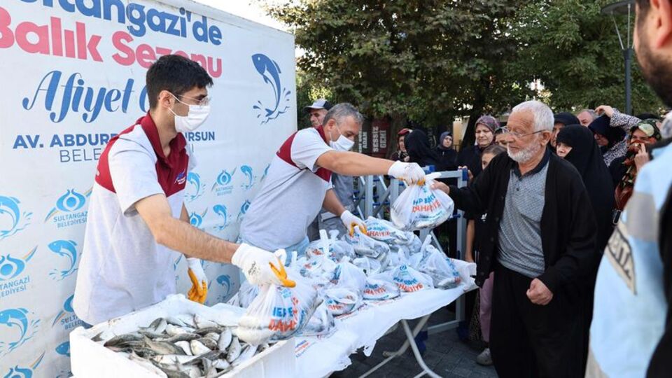 Sultangazi'de balık dağıtımı