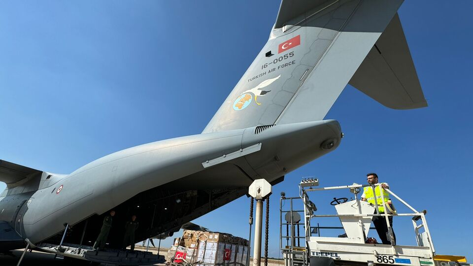 Türkiye'nin yardım uçağı Beyrut'ta