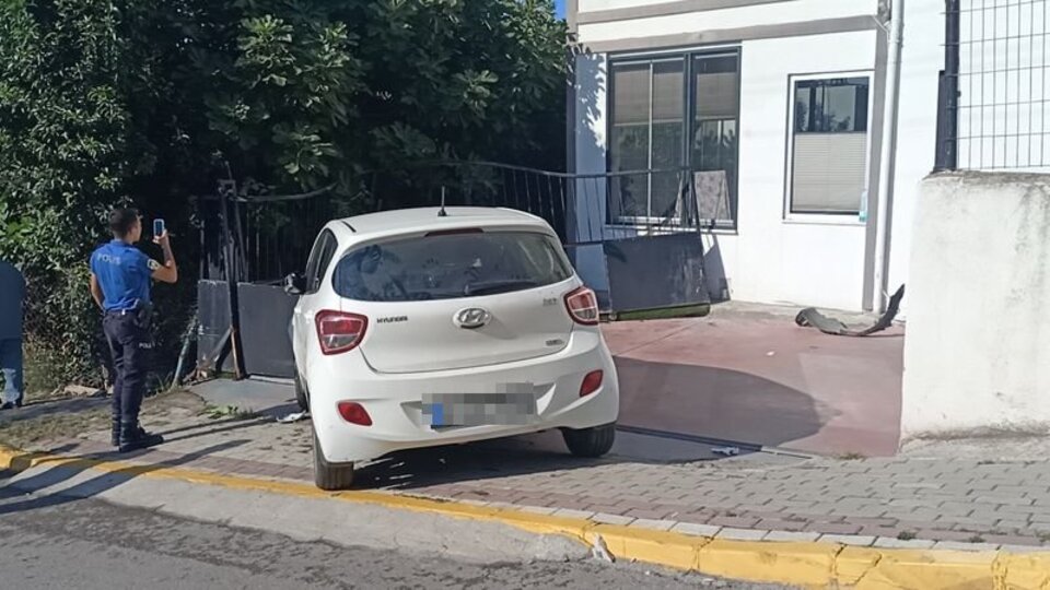 Üzerlerine otomobilin çarptığı demir kapı devrildi!