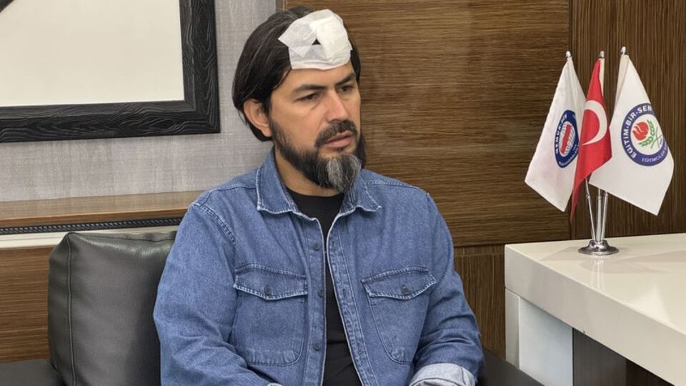 Öğrenci velisi öğretmeni delgeçle dövdü!