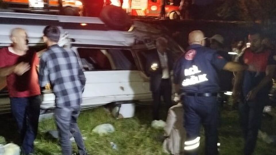 Yolcu minibüsü devrildi: 13 yaralı