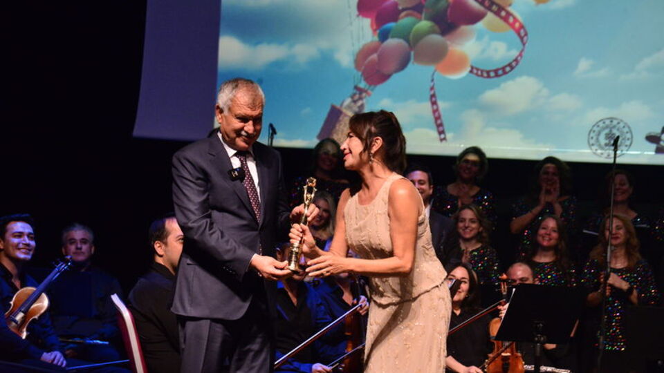 Demet Akbağ ile Uğur Polat'a Onur Ödülü