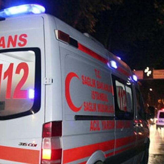 Otomobil kahvehaneye daldı: 3 yaralı