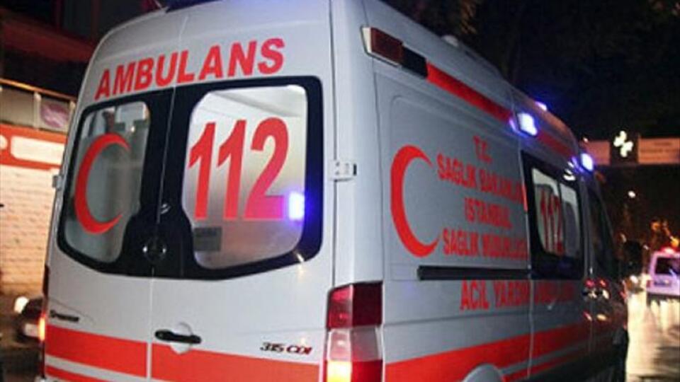 Otomobil kahvehaneye daldı: 3 yaralı