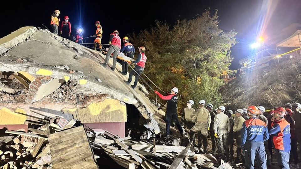 Tunceli'de yıkılan hasarlı binada 'deprem sonrası' tatbikatı