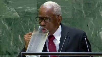 BM kürsüsünde susayan Haiti lideri Fils, bardağı unuttu