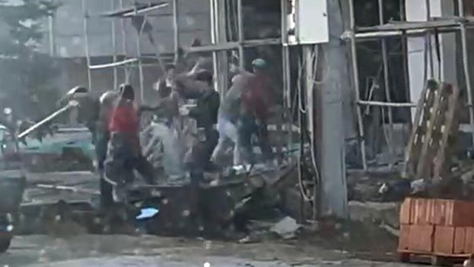 O anlar kamerada! İnşaat işçilerinin kürekli kalaslı kavgası!