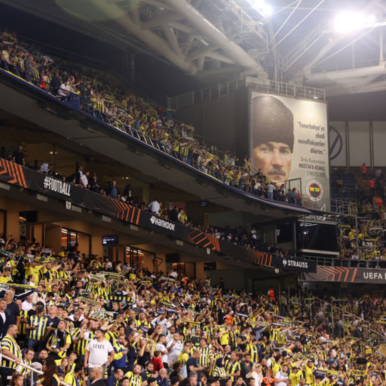 Fenerbahçe, işitme engelli çocukları stadında ağırladı