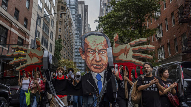 Binlerce kişi Netanyahu'yu protesto etti