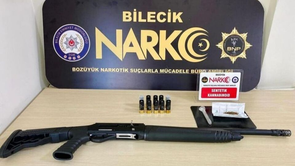 2 şüphelinin üzerinden uyuşturucu çıktı