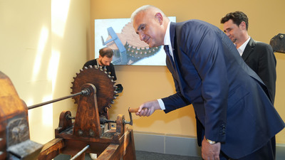 Bakan Ersoy'un sergi turu