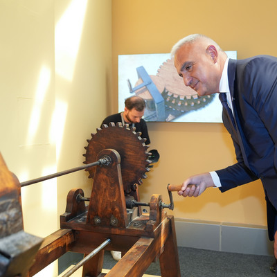  Bakan Ersoy'un sergi turu
