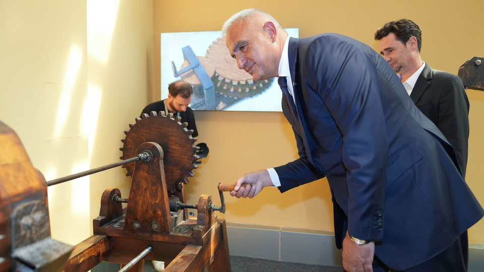 Bakan Ersoy'un sergi turu