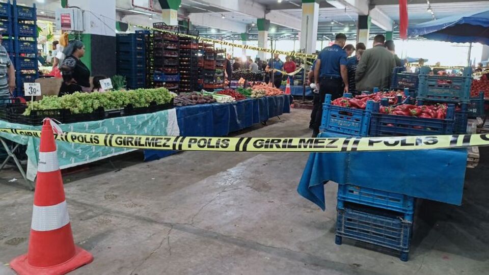 Pazarda kalbinden bıçakladı! Aranıyor