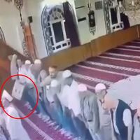 Namaz kıldıran imamın başına tabureyle vurdu! Cemaat vantilatörle kovaladı!