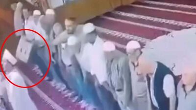 Namaz kıldıran imamın başına tabureyle vurdu! Cemaat vantilatörle kovaladı!