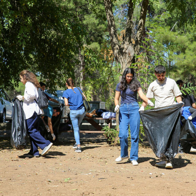 Diyarbakır'da gençler piknik alanını temizledi